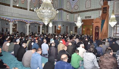 11 Ayın Sultanı Ramazan-ı Şerif Ayı içerisinde idrak edilen bin aydan daha güzel olan Kadir Gecesi’nde Kartepe’de mescitlerden semaya dualar yükseldi