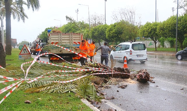 Antalya Büyükşehir’de 1200 işçi fırtınada hazır bekledi