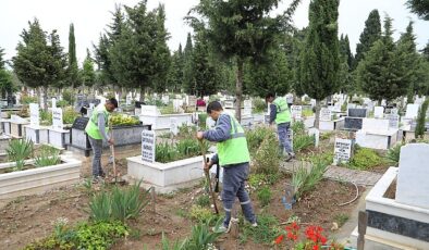 Burhaniye Belediyesi, yaklaşan Ramazan Bayramı münasebetiyle ilçede bulunan tüm mezarlıklarda bakım ve düzenleme çalışmalarında sona geldi