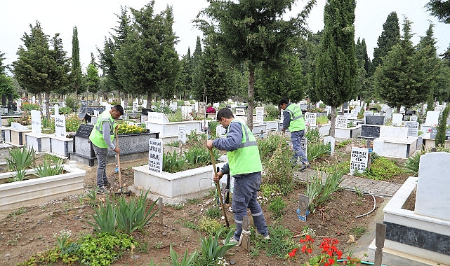 Burhaniye Belediyesi, yaklaşan Ramazan Bayramı münasebetiyle ilçede bulunan tüm mezarlıklarda bakım ve düzenleme çalışmalarında sona geldi