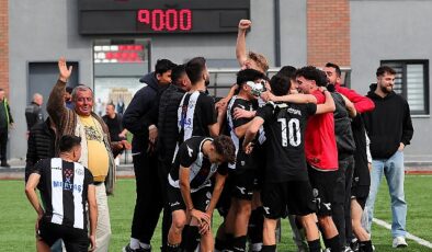 Burhaniye Belediyespor U-18 Futbol Kadrosu, Balıkesir Vilayet Şampiyonası’nda gösterdiği başarılı sonuçlarla üst üste 2. sefer Türkiye Şampiyonası’na katılma hakkı kazandı