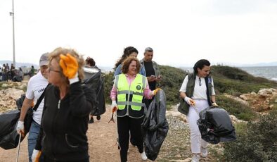 Didim’de, Didim Belediyesi grupları ve Didim Plogging Kümesi üyeleri ile birlikte kıyı paklığı çalışması yapıldı.