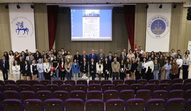 Dokuz Eylül Üniversitesi (DEÜ) mesken sahipliğinde göç olgusuna ve mültecilik kavramına bilimsel bir perspektifte dikkat çekmek için düzenlenen ‘Uluslararası Göç Sempozyumu’ tamamlandı