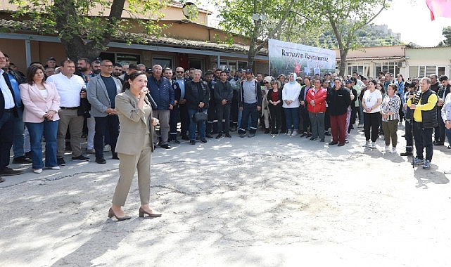 Efes Selçuk Belediye Başkanı Filiz Ceritoğlu Sengel, Ramazan Bayramı münasebetiyle belediye işçileri ile bayramlaştı