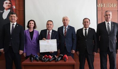 Herkesin Başkanı Muhittin Böcek mazbatayı aldı