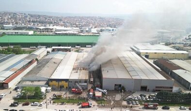 İnegöl Organize Sanayi Bölgesi 4. Cadde üzerinde bulunan bir sandalye üretim fabrikasında sabah saatlerine başlayan yangın sonrası İnegöl ve Bursa’daki tüm takımlar teyakkuza geçti