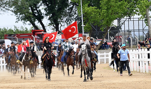 Lider Aydın, at üstünde halkı selamladı