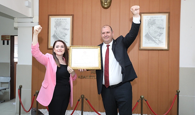 Lokal seçimlerde Menderes Belediye Başkanı seçilen İlkay Çiçek mazbatasını alarak misyonuna başladı