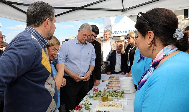 Mudanya Belediyesi Turizm Haftası aktiflikleri kapsamında Girit yemekleri ve lezzetleri Mütareke Meydanı’nda düzenlenen “Girit Mutfağı Lezzet Şöleni” etkinliğinde tanıtıldı