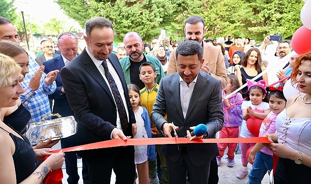 Nevşehir Belediye Başkanı Rasim Arı, 2000 Konutlar Mahallesi’nde hizmet vermeye başlayan bir kafeteryanın açılışına katıldı.