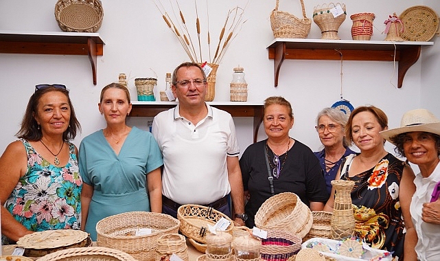 Ayvalık Belediyesi Mahalleevleri’ndeki bayanlar tarafından üretilen birbirinden hoş el emeği göz parıltısı ikramlar “El Emeği Pazarı”nda satışa sunuldu