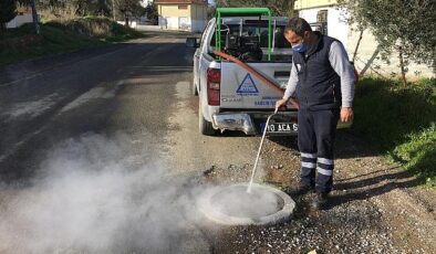 Burhaniye Belediyesi Sağlık İşleri Müdürlüğü İlaçlama Ünitesi Takımları, havaların ısınmasıyla sivrisinek ve karasinek larva uğraşını hızlandırdı