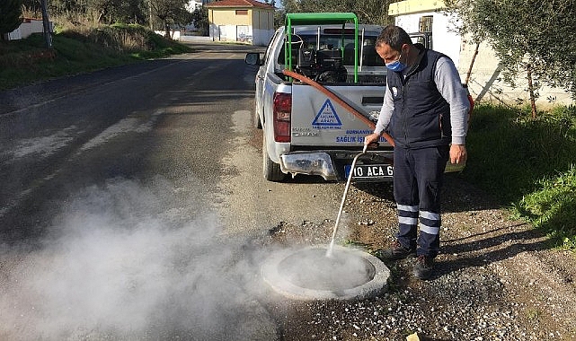 Burhaniye Belediyesi Sağlık İşleri Müdürlüğü İlaçlama Ünitesi Takımları, havaların ısınmasıyla sivrisinek ve karasinek larva uğraşını hızlandırdı