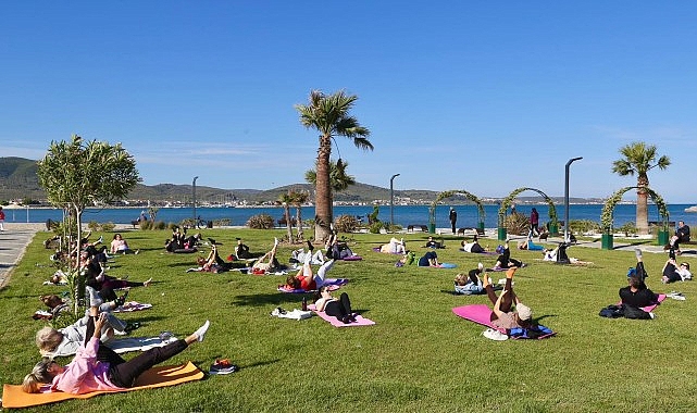 Burhaniye Özgürlük Parkı’nda bugün 08.30 prestijiyle alanında uzman eğitmenlerle sabah sporları başladı