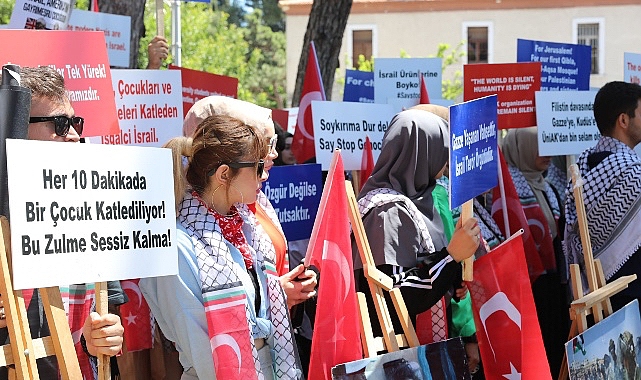 Dokuz Eylül Üniversitesi (DEÜ) öğrencileri, Gazze’de İsrail’in sivillere yönelik sürdürdüğü ölümcül akınlara karşı bir kere daha harekete geçti