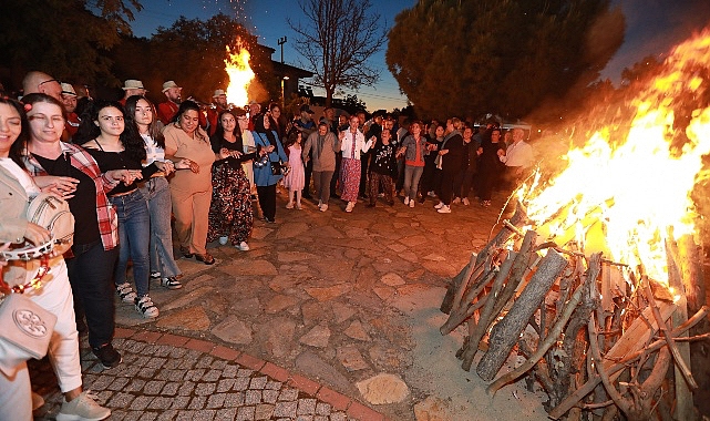 Efes Selçuk Hıdırellez coşkusunu İsabey Mahallesi’nde düzenlenen şenlikle yaşadı. Efes Selçuk Belediyesi tarafından düzenlenen şenlik coşku ve sevinç içinde geçti