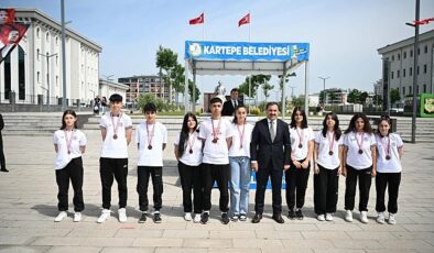 Kartepe’de 19 Mayıs Atatürk’ü Anma Gençlik ve Spor Bayramı’nın 105’inci yılı düzenlenen merasimle coşku içerisinde kutlandı