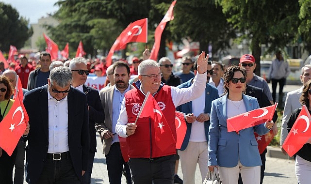 Lider Mehmet Ertaş 1 Mayıs’ta personellerle bir arada yürüdü