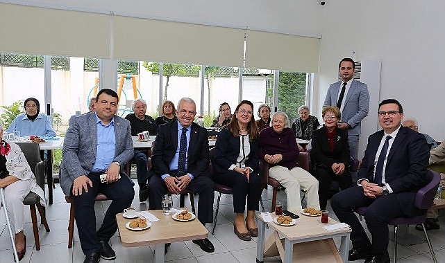 Lider Şadi Özdemir’den huzurevindeki annelere sürpriz ziyaret