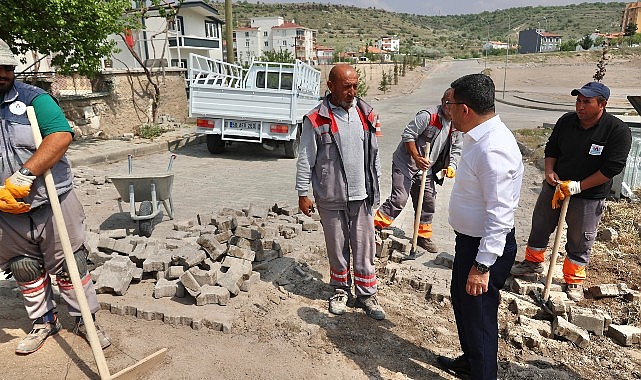 Nevşehir Belediye Başkanı Rasim Arı, Mehmet Akif Ersoy Mahallesi’nde belediye gruplarınca gerçekleştirilen yol bakım ve tamir çalışmalarını inceledi