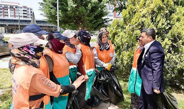 Okul servisi sürücüleri ile birlikte piknik yapan Nevşehir Belediye Başkanı Rasim Arı, daha sonra başkanlık makamında vatandaşları konuk etti