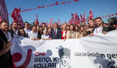 Samsun’da 19 Mayıs coşkusu Lider Tugay kortej yürüyüşü ve merasime katıldı