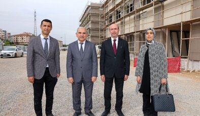 Selçuklu Belediye Başkanı Ahmet Pekyatırmacı ve Konya Vilayet Sıhhat Müdürü Mehmet Koç, Konya’ya sıhhat alanında bedel katacak Toplum Ruh Sıhhati Merkezi ve Sağlıklı Hayat Merkezi’nde incelemelerde bulundu