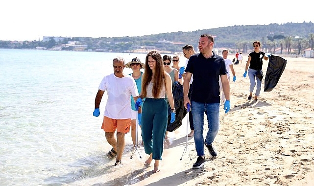 Çeşme Belediye Başkanı Lal Denizli, 5 Haziran Dünya Etraf Günü kapsamında Ilıca Halk Plajı ve Eşek Adası’nda düzenlenen kıyı paklığı aktifliğine katıldı