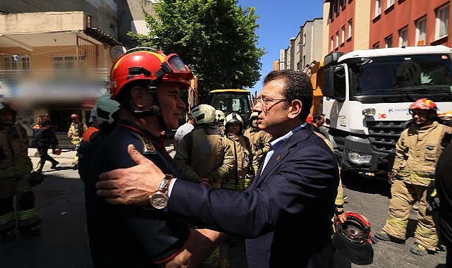 Ekrem İmamoğlu, Küçükçekmece’de çöken binanın enkazında incelemelerde bulunduktan sonra, gazetecilere mevzuyla ilgili açıklama yaptı