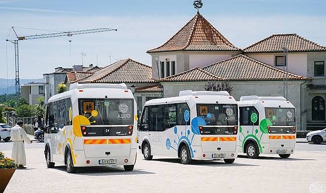 İstanbul Büyükşehir Belediyesi, öteki 38 ilçede olduğu üzere Adalar ilçesinde de toplu ulaşım hizmeti veriyor