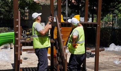 Kadıköy Belediyesi, Sahrayıcedit Mahallesi’nde kimliği bilinmeyen şahıslar tarafından yakılan Erguvan Parkı’nı tekrar yaptı