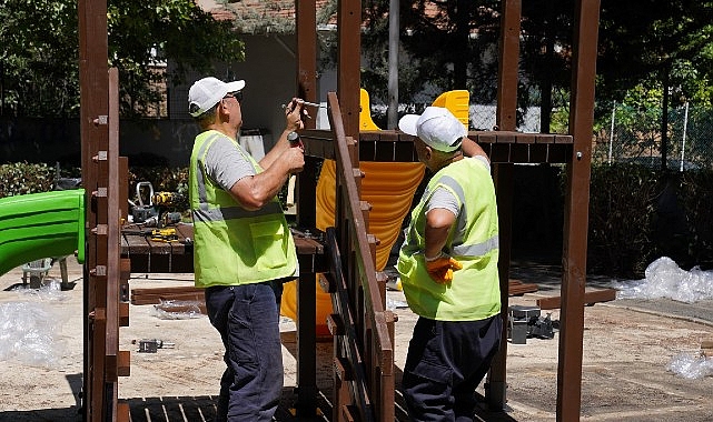 Kadıköy Belediyesi, Sahrayıcedit Mahallesi’nde kimliği bilinmeyen şahıslar tarafından yakılan Erguvan Parkı’nı tekrar yaptı