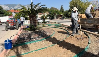 Kemer’de kavşak ve refüjlerde bakım çalışması