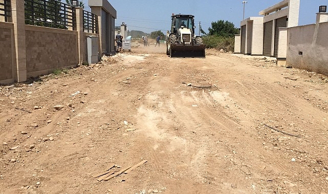 Kemer’de yol ve kaldırım çalışmaları süratle devam ediyor