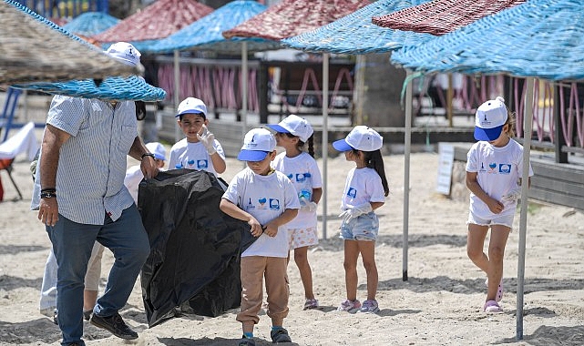 Mavi bayraklı plajda dalgıç dayanaklı paklık