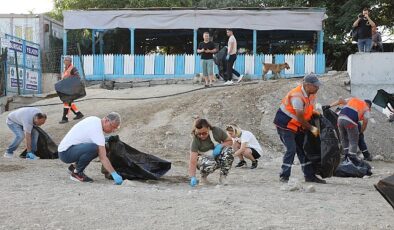 Mudanya Belediyesi yerlere atılan çöplerin fazlalığına dikkat çekmek için, Mudanya ve Güzelyalı kıyısında paklık seferberliği gerçekleştirdi