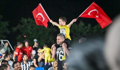 Selçuklu Belediyesi Ulusal Grubumuz 2-1 galip gelerek tıp atladığı maçın akabinde alanı dolduran binlerce taraftar büyük sevinç yaşadı