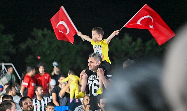 Selçuklu Belediyesi Ulusal Grubumuz 2-1 galip gelerek tıp atladığı maçın akabinde alanı dolduran binlerce taraftar büyük sevinç yaşadı