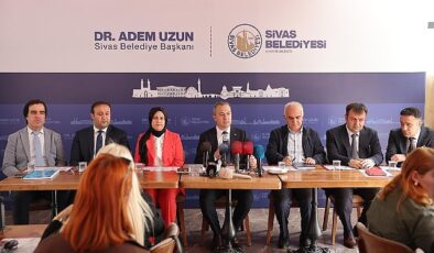 Sivas Belediye Lideri Dr. Adem Uzun, kentte vazife yapan basın mensuplarıyla bir ortaya geldi