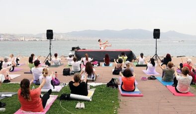 Yoga tutkunları Bayraklı’da buluştu