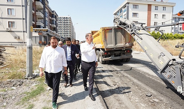 Beylikdüzü’nde ilçenin altyapısını güçlendirmek ve yolların kalitesini artırmak emeliyle başlatılan asfaltlama çalışmaları tüm süratiyle devam ediyor