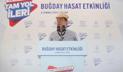 Ekrem İmamoğlu, İstanbul’un iklim ve toprak koşullarına uyumlu yerli buğdayların deneme hasadını, Silivrili çiftçi Ercan Tarladaçalışır ile birlikte yaptı