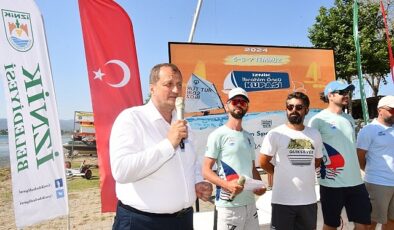 İznik Gölü’nde gerçekleştirilen yelken yarışlarında gençler rüzgara karşı harika gayretler verirken kupalar da sahiplerini buldu