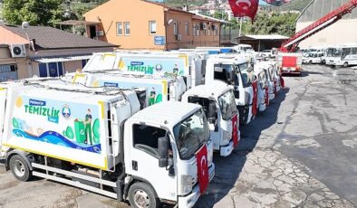 Mudanya Belediyesi yaz aylarının gelmesiyle birlikte paklık hizmetlerini daha süratli ve verimli hale getirmek gayesiyle araç filosuna yeni çöp kamyonları ekledi