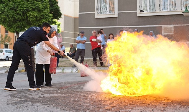 Nevşehir Belediyesi İtfaiyesi, Mehmet Akif Ersoy Mahallesi TOKİ Konutları’ndaki mahalle sakinlerine ve blok görevlilerine yangınla gayret eğitimi verdi