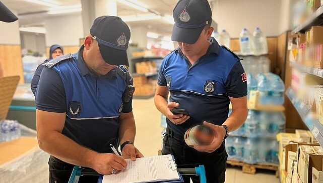 Saray Belediyesi Zabıta Müdürlüğüne bağlı gruplar ilçe genelinde zincir marketlerde etiket, raf ve kasa fiyat farkı kontrolü gerçekleştirdi