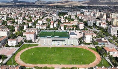 Selçuklu Belediye Başkanı Ahmet Pekyatırmacı, Selçuklu Belediyesi Yaz Spor Okulları futbol branşında eğitim gören öğrencileri ziyaret etti